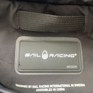 Svart jacka från Sail Racing - Snygg svart jacka från Sail Racing med dragkedja och quiltad design. Perfekt för kyligare dagar med sin långa ärmar och stilrena look. Jackan har en modern passform och är tillverkad i slitstarkt material. Pris kan diskuteras jag tar byten också måste bo i Göteborg 