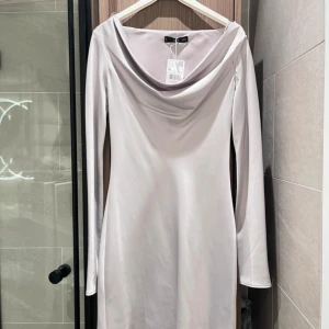  långärmad klänning från Mango -  klänning från Mango med långa ärmar och en draperad halsringning. 