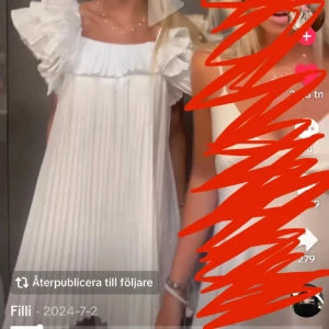 Vit klänning med volanger från Zara - Säljer denna super populära vita klänningen  från Zara med volanger på axlarna. Perfekt inför student eller skolavslutninging. Helt ny, fortfarande etiketterna på. (Kom privat för att diskutera postningen, är utomlands just nu)🥰