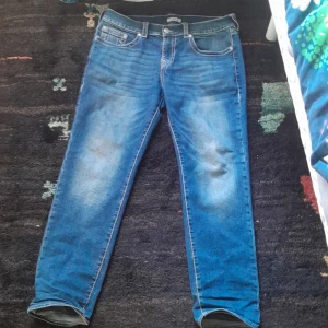 True Religion jeans  - Pris diskuteras glatt. Vill bli av med dem så fort som möjligt. Öppen till byten. Kom privat för mer bilder. Minimalistiska defekter på vänstra baksida.