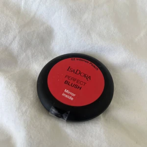 Isadora Perfect Blush i nyansen Intense Peach - Säljer en Isadora Perfect Blush i nyansen 02 Intense Peach. Denna rouge kommer i en praktisk förpackning med inbyggd spegel, perfekt för touch-ups under dagen. Den intensiva persikofärgen ger en fräsch och naturlig look. Helt ny! 