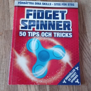 Fidget Spinner: 50 Tips och Tricks - Upptäck 50 tips och tricks för att bemästra din fidget spinner med denna steg-för-steg-guide. Perfekt för både nybörjare och avancerade användare som vill förbättra sina färdigheter. Boken innehåller även en fidget spinner för praktisk övning.