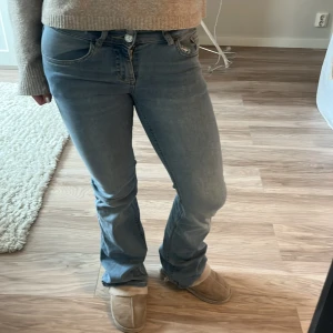 Lowwaistjeans  - Säljer mina nelly low waist jeans, de har två knappar. Sitter snygg och är ganska stretchiga. Skriv om du har fler frågor eller funderingar❤️❤️