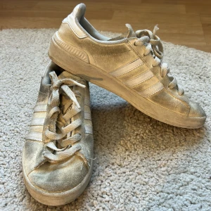 Vita sneakers från Adidas - Säljer ett par krämvita campus adv  skor i storlek 36 2/3. De är bekväma och sköna. Säljer pga av för liten storlek. Skorna kan tvättas.De är perfekta till att åka skateboard eller ha till skolan. Om du har frågor kan du skriva till mig här på Plick. Frakten betalas av köparen eller hämtas i Göteborg❤️👟