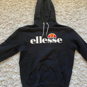 Svart hoodie från Ellesse - Säljer en helt ny hoodie från Elless, storlek S. Inga defekter eller fläckar på den. Hör av er vid frågor eller ifall ni vill ha några fler bilder på tröjan.