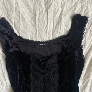 Svart sammetstopp från DNA - Snygg svart sammetstopp med spetsdetaljer och en liten rosett framtill.  Säljer då den är lite för stor för mig. 💞💞 