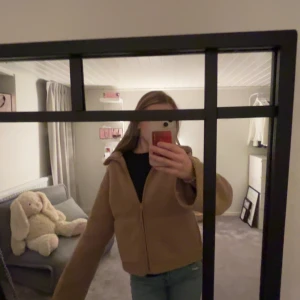  teddyjacka hm - Mysig beige teddyjacka med dragkedja framtill fint skick skriv för fler bilder💞