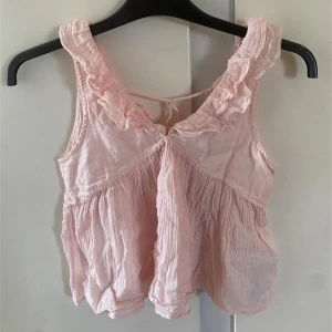 Rosa ärmlös blus med volangdetaljer - Blus från Zara med volang! 💗storlek xs eller 152