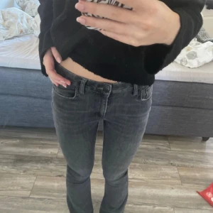 MörkGrå jeans Gina - Snygga ”lågmidjade” grå bootcut jeans med en tight passform. Använda men i fint skick. Från Gina Young (finns inte kvar i sortimentet). Stl 164 sitter som 32/34.