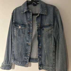 Blå jeansjacka med knappar - Säljer en blå jeansjacka från Vero Moda i storlek S. Använd endast några gånger, den är i fint skick.💙
