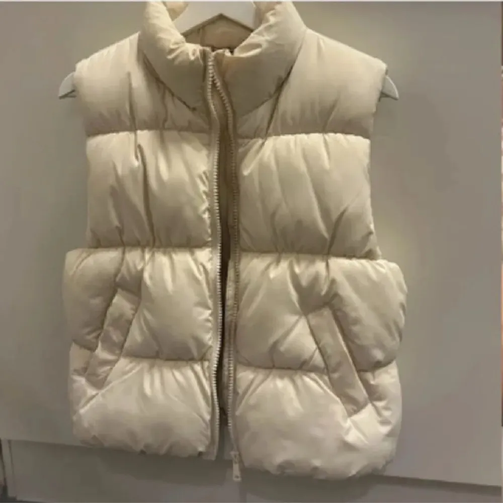 Beige väst från H&M barnavdelning i storlek 170. Passar XS och säkert S med 🥰. Takit.