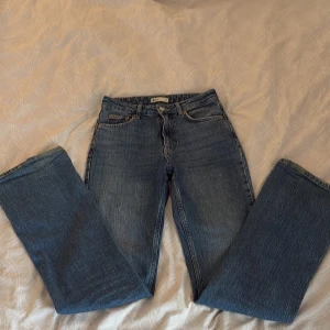 Blå jeans från Perfect Jeans - Säljer ett par klassiska blå jeans från Perfect Jeans. Storlek 34 