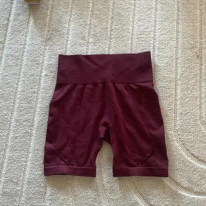 Vinröda träningsshorts - Snygga vinröda träningsshorts med hög midja. Perfekta för gymmet eller yoga. De är tillverkade i ett stretchigt material som ger bra rörelsefrihet.