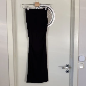 Svart långkjol från Gina Tricot - Snygg svart långkjol från Gina Tricot. Kjolen har en tight passform. Tillverkad i ett mjukt och bekvämt material. Har bara använt 3-4 gånger. Liten i storlek för mig som har xs/s.