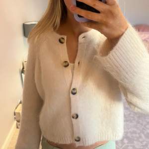 Intressekoll på min så så fina kofta från other stories som är helt slutsåld!! Helt i nyskick och i materialet mohair, köptes i other stories butiken i Stockholm. Denna är också tyvärr bara testad då den inte var min stil helt. Passar nån som har xs-s beroende på. Men så så fin och vill se vad folk kan buda, nypris är ungefär 899 kr💓💖💞💞💞