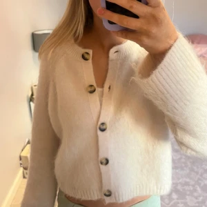 Other stories mohair tröja - Intressekoll på min så så fina kofta från other stories som är helt slutsåld!! Helt i nyskick och i materialet mohair, köptes i other stories butiken i Stockholm. Denna är också tyvärr bara testad då den inte var min stil helt. Passar nån som har xs-s beroende på. Men så så fin och vill se vad folk kan buda, nypris är ungefär 899 kr💓💖💞💞💞