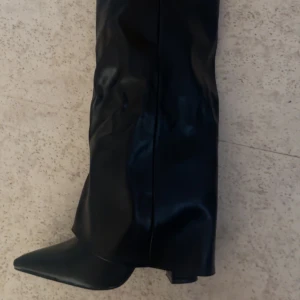 Lululia boots storlek 40 - Boots, storlek 40, aldrig använda endast testade. Säljer för att dom helt enkelt inte är min stil. Köpta från lululia, heter ”LUC DAM FOLDED BOOTS 8623A - BLACK” för 599kr, säljer för 400 men kan eventuellt gå ner i pris. Sitter bra, är bekväma och gör inte ont. Dom åker ej ner när man går, klacken är ca 9cm hög. Betala endast via plick. Skriv för mer information eller bilder!💞