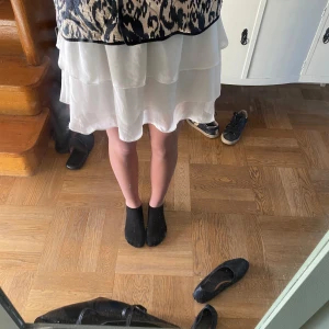 Volangkjol - Snygg vilangkjol från Chelsea, på bilderna är kjolen nervikt i midjan. Storlek xs men väldigt stor i storleken och passar mig som brukar pendla mellan xs-m 