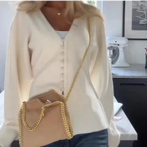 Populär vit kofta från Gina - Säljer denna populära tröjan från Gina Tricot som är figursydd, använd fåtal gånger och alltså i nyskick!!