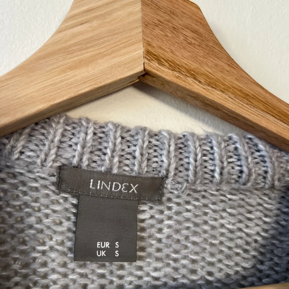 Säljer en grå stickad tröja från Lindex i fint skick.. Neuletakit & Villapaidat.