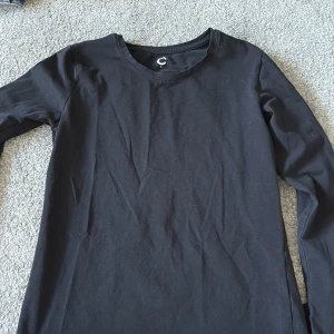 Svart långärmad tröja från Cubus  - Säljer en stilren svart långärmad tröja från märket Cubus. Perfekt för en enkel och bekväm look. Tröjan är tillverkad i ett mjukt material som känns skönt mot huden.