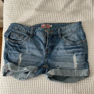 Blå lowrise jeansshorts  - Snygga blå jeansshorts från Miss Sixty med  slitningar. Perfekta till sommaren 💗säljer pga för små för mig 