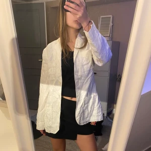 Vit linne kavaj - Säljer en stilren vit kavaj i 100% linne med normal passform. Så fint att ha till en kjol och boots🫶🏼 