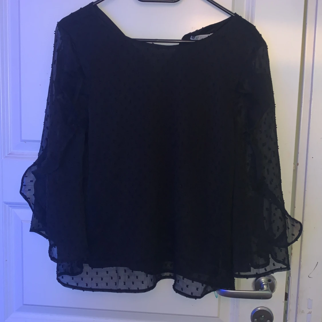 Svart blus med prickigt mönster - 1