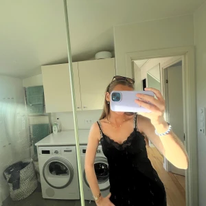 Svart linne med spets - Fint svart linne med spetsdetaljer och tunna axelband. Passar perfekt till både en vardagsoutfit och en festoutfit! Storlek s men sitter som en xs/s