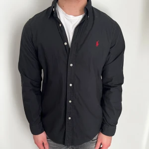 Ralph Lauren skjorta  - Tjena, säljer nu denna skjorta från Ralph Lauren | Storleken är M | Färgen är svart och skicket är 9/10 | Hör gärna av dig vid minsta lilla fundering 😊 