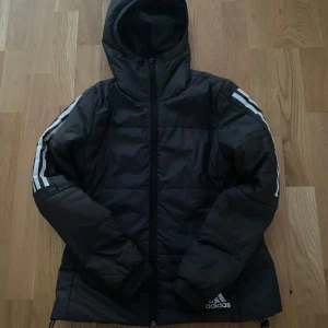 Svart adidas jacka - Säljer min systers adidas vinterjacka i ny skick p.ga ingen användning! Nypris 700kr säljer för 250kr! Storlek S