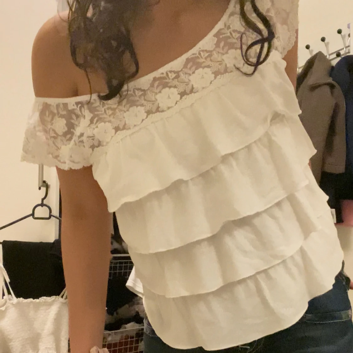 Vit offshoulder topp med spetsdetaljer - 3