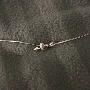 Silverhalsband med hjärthänge - Elegant silverhalsband från L8Hasselblad med ett hjärthänge och pil! Levereras i originalförpackning💖💖