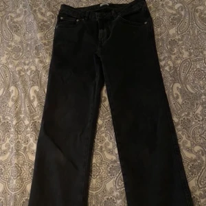 Svarta jeansbyxor från 157 - Snygga svarta jeansbyxor från 157 med klassisk femficksdesign och dragkedja. Perfekta för en stilren look. Bootcut Jeans från lager.