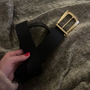 Svart skärp med guldfärgat spänne - Snyggt svart skärp med ett stilrent guldfärgat spänne. 🖤