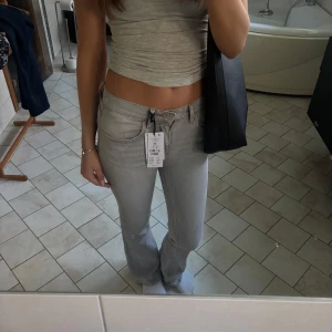 Grå jeans - Lågmidjade jeans feån ginatricot! Helt nya, bara provat!🩷str 34