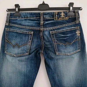 Lowrise - Skitsnygga väldigt lågmidjade flare jeans🙌 står strl 36 på lappen skulle säga att de passar xs! Midjemåttet är 37 tvärs över och innerbenslängden 78💞