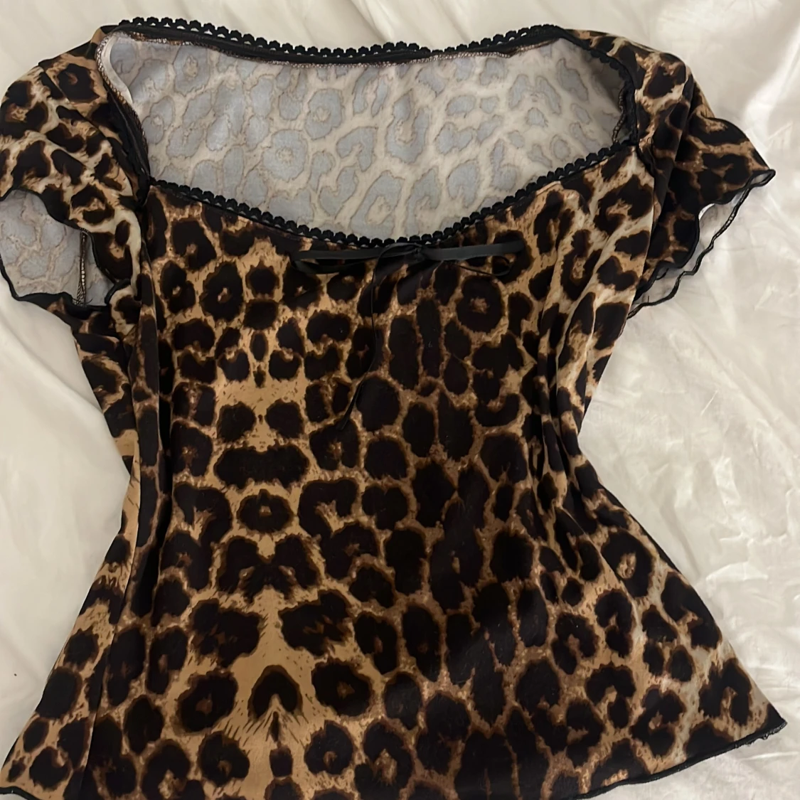 Leopardmönstrad blus med spetsdetaljer