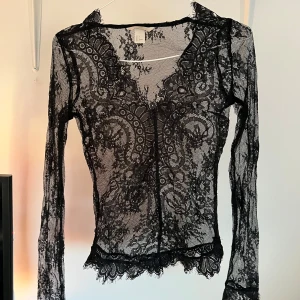 Svart spetsblus - Svart spetsblus från hm💕 i bra skick aldrig använd!