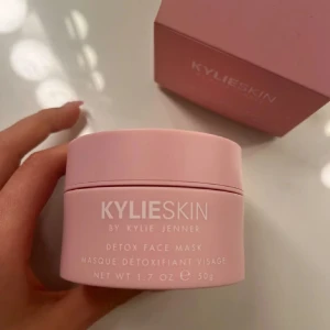 Kylie detox mask - Saljer en Detox Face Mask frän Kylie Skin. Den kommer i en sot rosa burk med 50g av en gra, kramig mask. Perfekt för att fräscha upp huden och ge den en skön detox. Orginal priset: 320kr men (Den är endast testad en gäng, darav mitt pris)💕
