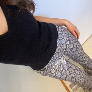 Ormmönstrade Jeans - Snygga ormmönstrade byxor i grå och svart. Super trendiga och snygga! Har köpt på plick.