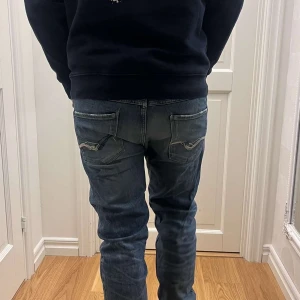 Blå replay jeans  - Säljer ett par blå replay jeans i storlek W33, endast testad och i väldigt bra skick. Modell anbass, hör av dig vid mer funderingar!