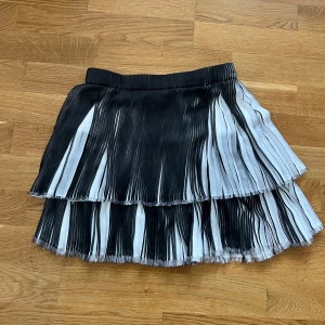 Little Remix kjol - Supercool plisserad kjol från Little Remix storlek 14 år men passar mig med XS , fint skick. Nypris 1000kr