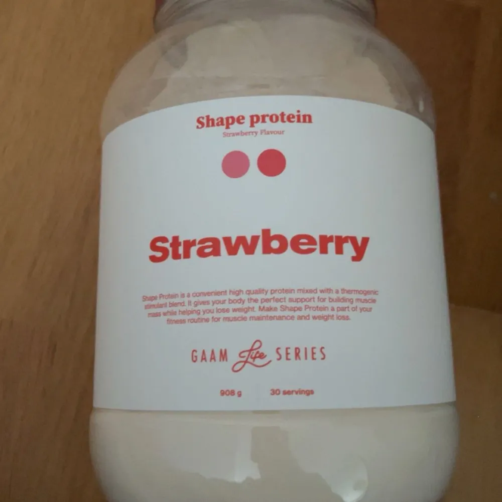Shape Protein med jordgubbssmak från GAAM Life Series. Innehåller 908 g och ger 30 portioner. Perfekt för muskelunderhåll och viktminskning.. Muu.