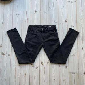 Replay anbass - Säljer nu dessa feta Replay anbass i riktigt bra skick. Storlek: 32W 34L. Nypris: 1599kr. Mitt pris: 429. Färg: Svart/grå. Skriv vid frågor eller för mer bilder! 🤩