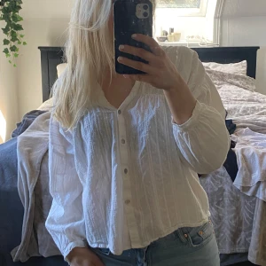 så söt vit Zara blus - säljer denna söta blusen från Zara i storlek S. 🙌🏼 den är i nyskick. 🍸🥂🤗