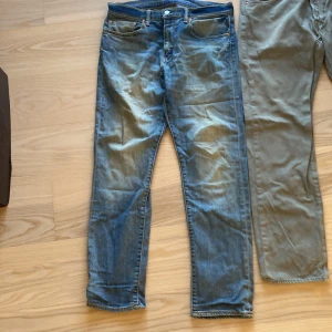 Levis 502 jeans i blå denim - Säljer ett par klassiska Levis 502 jeans i blå denim. De har en straight passform och är perfekta för en avslappnad stil. Jeansen har fem fickor och en knappgylf. Perfekta för vardagsbruk!
