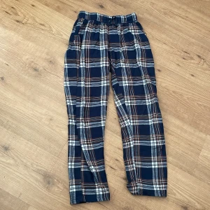 Pyamas byxor - Mörkblå pyjamas byxor i storlek 146/152. Super mysigt och skönt  material. 