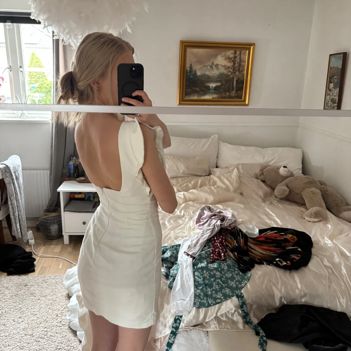 Vit kort klänning med volangdetaljer - 1