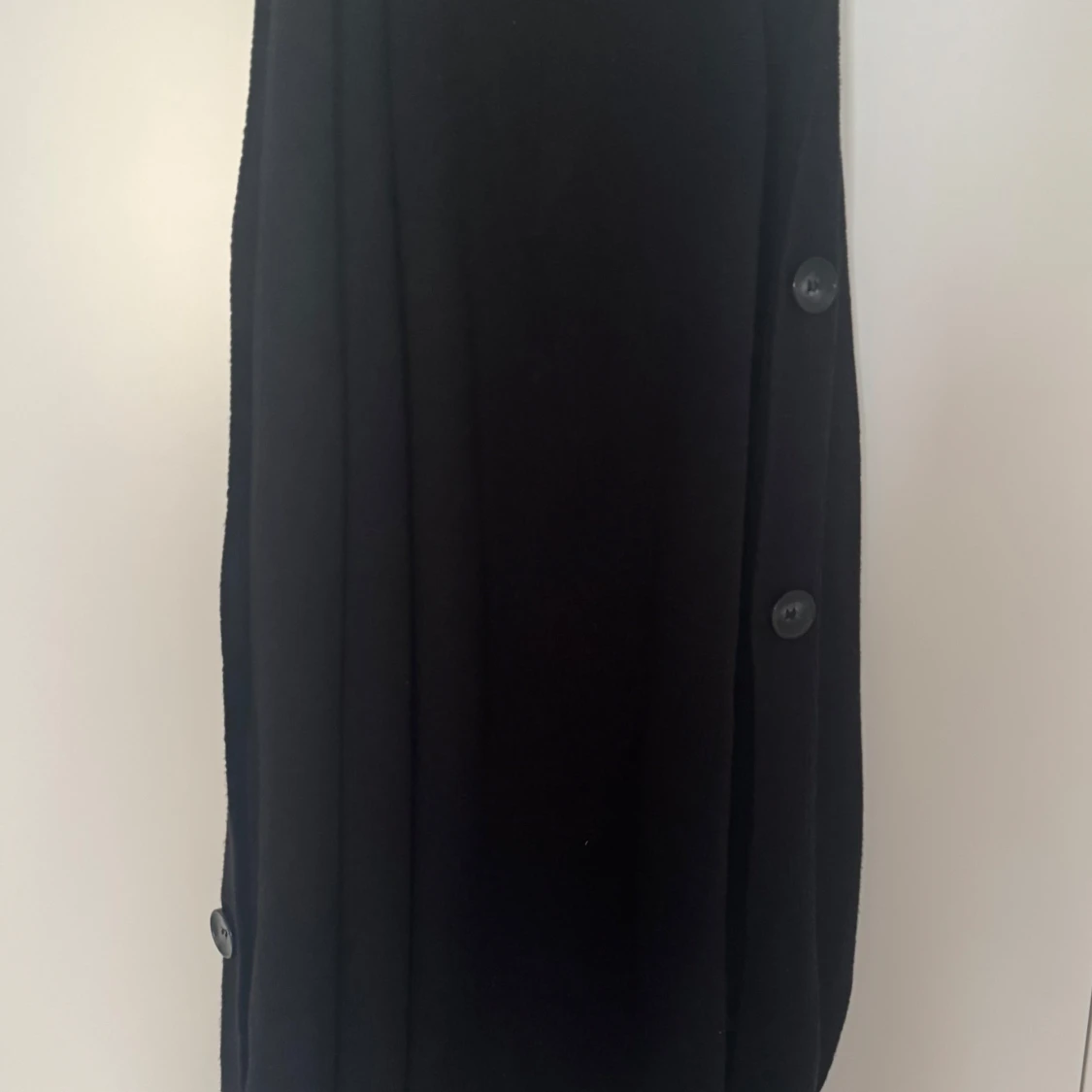 Svart stickad kofta med knappar - 2